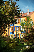 UNESCO Welterbe Sozialer Wohnbau, Hollywood Schaukel im Garten, Falkenberg „Tuschkastensiedlung“, Berlin, Deutschland