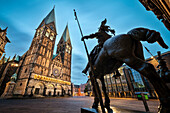 UNESCO Welterbe Bremer Rathaus, Reiterstatue mit Blick zum Bremer Dom, Hansestadt Bremen, Deutschland