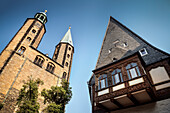 UNESCO Welterbe Historische Altstadt Goslar, Fachwerk Häuser und Nordturm der Marktkirche, Harz, Niedersachsen, Deutschland