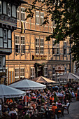 UNESCO Welterbe Historische Altstadt Goslar, viele Besucher im Brauhaus von Goslar, Harz, Niedersachsen, Deutschland