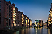 UNESCO Welterbe Speicherstadt, Wasserschloss während Blauer Stunde, Hansestadt Hamburg, Deutschland