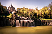 UNESCO Welterbe Bergpark Wilhelmshöhe, Blick über Neptungrotte hinauf zum Herkules dem Start der Wasserspiele, Kassel, Hessen, Deutschland