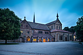 UNESCO Welterbe Kloster Maulbronn, Kirche im Zisterzienserkloster während Blauer Stunde, Maulbronn, Baden-Württemberg, Deutschland