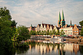 UNESCO Welterbe Hansestadt Lübeck, Blick über Trave hin zur Petrikirche, Schleswig-Holstein, Deutschland
