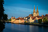 UNESCO Welterbe Regensburger Altstadt, Blick über Donau zum Dom St. Peter, Regensburg, Bayern, Deutschland