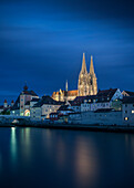 UNESCO Welterbe Regensburger Altstadt, Blick über Donau zum Dom St. Peter, Regensburg bei Nacht, Bayern, Deutschland