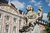 UNESCO Welterbe Trier, Statue vor Kurfürstliches Palais, Trier, Rheinland-Pfalz, Deutschland