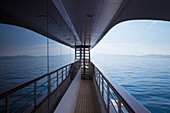 Spiegelung von Reeling und Meer im Fenster von Kreuzfahrtschiff MS Romantic Star (Reisebüro Mittelthurgau), nahe Korcula, Dubrovnik-Neretva, Kroatien, Europa