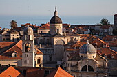 Kirchtürme und Altstadt von der Stadtmauer aus gesehen, Dubrovnik, Dubrovnik-Neretva, Kroatien, Europa