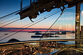 Lichter der Stadt und Inseln von der Bergstatation der Dubrovnik-Gondel in der Abenddämmerung aus gesehen, Dubrovnik, Dubrovnik-Neretva, Kroatien, Europa