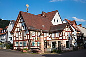 Wendelinusbrunnen und schönes Fachwerkhaus in der Altstadt, Bad Orb, Spessart-Mainland, Hessen, Deutschland, Europa
