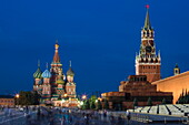 Beleuchtetes Lenin-Mausoleum, Moskauer Kreml-Mauer und Basilius-Kathedrale am Roten Platz in der Abenddämmerung, Moskau, Russland, Europa