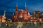 Beleuchtete Moskauer Kreml-Mauer und Staatliches Historisches Museum am Roten Platz in der Abenddämmerung, Moskau, Russland, Europa