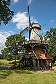 Paar mit Fahrrädern vor Hüvener Mühle, einer Kombination aus Windmühle und Wassermühle, nahe Hüven, Emsland, Niedersachsen, Deutschland, Europa