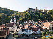Luftaufnahme der Burg Rothenfels und Rothenfels (die kleinste Stadt Bayerns) im Herbst, Rothenfels, Spessart-Mainland, Franken, Bayern, Deutschland, Europa