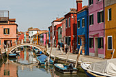 bunte Häuser, Kanal mit Booten, Burano, Insel bei  Venedig, Venetien, Veneto, Italien, Europa