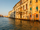 Paläste am Canal Grande, Gondeln, Venedig, UNESCO Welterbe, Weltkulturerbe, Venetien, Veneto, Italien, Europa