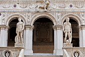 statues, Mars and Neptune, Scala dei Giganzi, outside staircase, inner courtyard, Palazzo Ducale, Doge´s Palace, Venezia, Venice, UNESCO World Heritage Site, Veneto, Italy, Europe