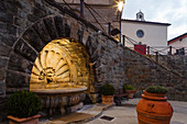 Brunnen gegenüber dem Palazzo del Podestà, Rathaus, Piazza, Radda in Chianti, Chianti, Toskana, Italien, Europa