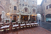 Caffetteria Olmo, café, Piazza Cisterna, fog, San Gimignano, hilltown, UNESCO World Heritage Site, province of Siena, Tuscany, Italy, Europe
