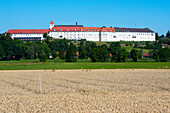 Kloster Mallersdorf in Mallersdorf, Niederbayern, aus der Distanz