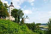 Die Wallfahrtskirche auf dem Bogenberg hoch über der Donau, Bogen, Niederbayern