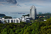 Blick vom Mt. Faber Park auf Wohnhäuser und den Hafen von Singapur