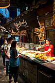 Exotisches Essen in der Food Republic in Vivo City in Singapur