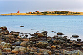 Strand von Tyloesand mit vorgelagerter Insel mit Leuchtturm , Schweden