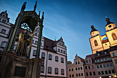 UNESCO Welterbe Lutherstädte, Stadtkirche und Luther Statue am Marktplatz Lutherstadt Wittenberg, Sachsen-Anhalt, Deutschland