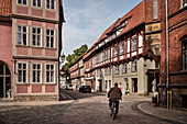 UNESCO Welterbe Fachwerkstadt Quedlinburg, Mann auf Fahrrad in der Altstadt, Sachsen-Anhalt, Deutschland