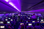 Flugbegleiter servieren Abendessen an Bord von Condor B-767-300ER (D-ABUL) während Flug DE 2065 von Las Vegas nach Frankfurt bei Nacht, über Utah, USA