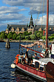 Segelschiff vor dem Nordiskmuseum , Stockholm, Schweden