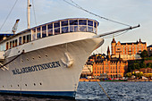Blick auf Soedermalm, Maeardrottingen Yachthotel im Vordergrund , Stockholm, Schweden