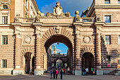 Archway, Denkmal, Massen, Menschen, Menschenmassen, People, Personen, Persons, Schweden, Sommer, Straße, Sweden, Tor, Torbogen, Touristen , Stockholm, Sweden