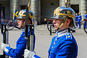 Junge Soldatin beim Wachwechsel am  köngliches Schloss , Stockholm, Schweden