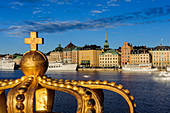 Blick von der Skeppsholmsbron mit Krone auf dem Geländer auf die Altstadt , Stockholm, Schweden