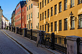 Fahrrad an einem Geländer in der Altstadt Gamla Stan , Stockholm, Schweden