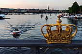 Blick von der Skeppsholmsbron mit Krone auf dem Geländer auf  Motorboot , Stockholm, Schweden