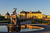 Schloss Drottningholm mit Springbrunnen , Stockholm, Schweden