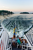 Familie  fährt mit Ausflugsschiff zu einer Schaereninsel , Stockholm, Schweden