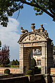 entrance gate, the chateau de sorel, sorel-moussel (28), france