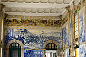 Tiles (azulejos) in entrance hall, Estacao de Sao Bento train station, Porto (Oporto), Portugal, Europe