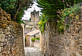 France, Gironde, St Emilion (UNESCO World Heritage), Tertre des Vaillants alley and view of the King's castle's keep