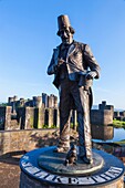Wales, Glamorgon,Caerphilly, Statue of Comedian and Magician Tommy Cooper and Caerphilly Castle