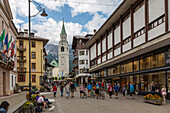 View of Parrocchiale SS Filippo e Giacomo and shopping area, Cortina d'Ampezzo, South Tyrol, Italian Dolomites, Italy, Europe