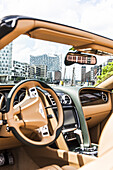 Bentley Sportcoupé Continental GT Cabrio mit Elbphilharmonie im Hintergrund in Hamburg, Hamburg, Norddeutschland, Deutschland