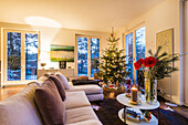 weihnachtliche Stimmung in einer modernen Wohnung in Hamburg, Hamburg, Norddeutschland, Deutschland