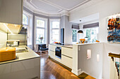 Küche in einer modern eingerichtete Jugendstilwohnung in Hamburg, Hamburg, Norddeutschland, Deutschland