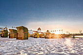 Kurshaus im Gegenlicht, Strandkörbe bei Sonnenuntergang, Binz, Rügen, Mecklenburg-Vorpommern, Deutschland